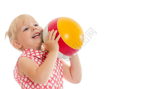 小姑娘在玩球 儿童运动的概念 暑假户外娱乐活动 是孩子的游戏足球微笑幸福乐趣闲暇女儿白色快乐童年喜悦背景图片