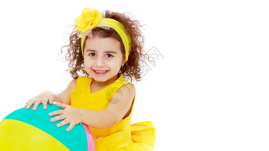 小姑娘在玩球 儿童运动的概念 暑假户外娱乐活动 是孩子的游戏女儿微笑闲暇快乐幸福白色女性足球蓝色童年背景图片