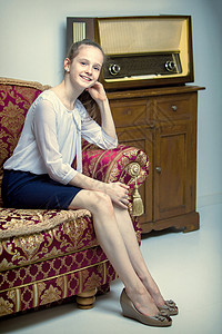 维诺斯塔尔那个女孩在老电台 旧事物的概念 诺斯塔尔吉乐趣女孩技术创造力女性打碟机快乐房间耳机孩子背景