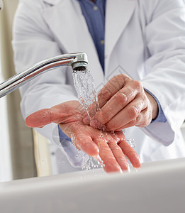 医生在工作前洗手高清图片