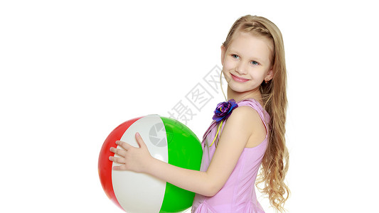 小姑娘在玩球 儿童运动的概念 暑假户外娱乐活动 是孩子的游戏玩家喜悦女性乐趣锦标赛运动员童年微笑女孩场地背景图片