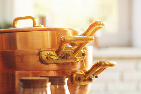 特写一套铜制炊具遗产烹饪钢包餐厅收藏架子用具餐具古董工具背景图片