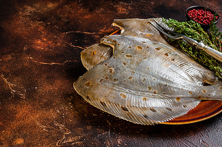 大菱鲆生的烹饪高清图片