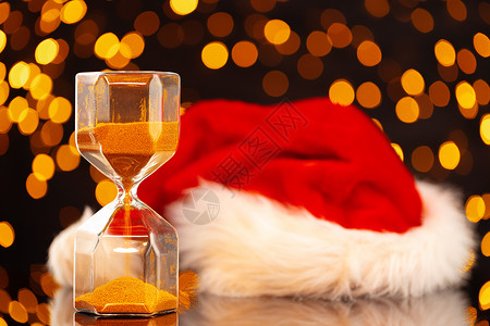 金色沙漏 反bokeh灯光 圣诞节背景玻璃金子花环倒数新年时间背景图片