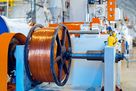电缆工厂在新工厂里制造电缆 有线生产 电线生产筒管工程管道力量植物材料螺旋大厅机器灰尘背景