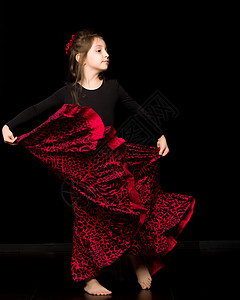 穿黑色和红长裙飞行的美丽女孩舞蹈服装背景图片