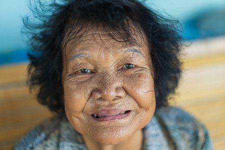 高级妇女微笑灰色长老成人老年运动快乐头发退休女性祖母背景图片