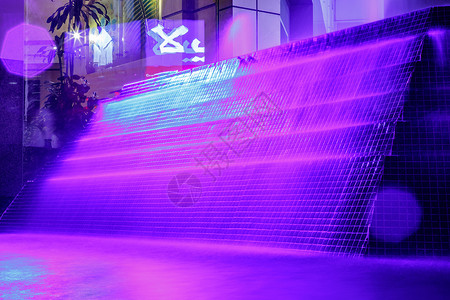 迪拜喷泉晚上在迪拜的美丽紫色明亮喷泉艺术紫外线运动展示水流流动庆典创造力辉光照明背景