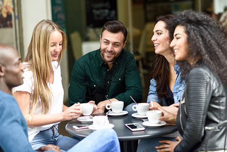 让们笑由五个朋友组成的多种族五人小组一起喝咖啡团体咖啡店男性女性店铺乐趣学生朋友们青年衣服背景