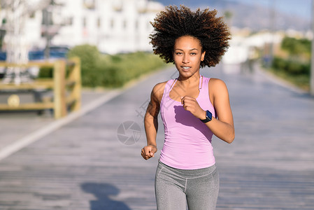爆炸动机黑人女人 衣冠楚楚的发型 在城市路上户外跑运动女性运动装训练锻炼闲暇福利运动员成人爆炸背景