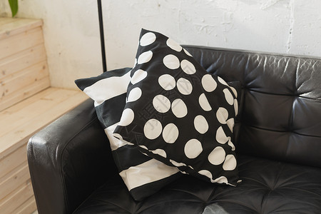 软垫的沙发上的黑色和白色垫子 现代家具 楼内风格正方形奢华扶手休息长椅客厅织物条纹装饰背景