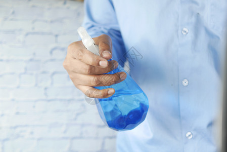 使用消毒喷剂清洁表表面洗涤剂预防疾病解决方案暴发消毒消毒剂服务液体酒精背景图片