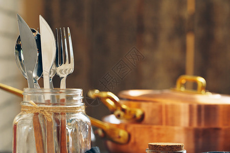 厨房的清洁铜炊具关门工具钢包厨师铜器烹饪架子收藏古董用具金属背景图片