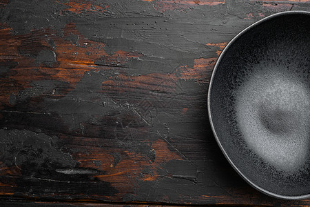 黑陶碗 有文字或食物的复制空间 有文字或食物的复制空间 顶视图平躺 在旧的深色木桌背景上背景图片