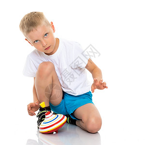 小男孩在玩花招游戏快乐木马微笑男生男性陀螺婴儿孩子童年玩具背景图片