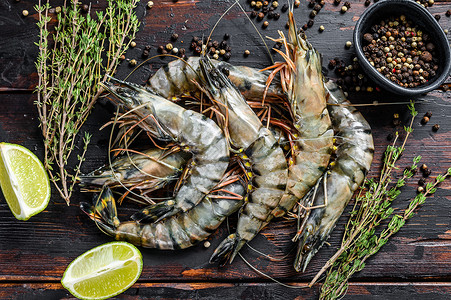 黑虎生虾 有百香和胡椒的虾 黑木背景高清图片