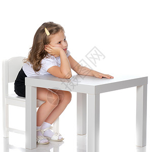 小女孩坐在桌边的桌子上学校婴儿快乐乐趣家庭白色房子女孩童年智力背景图片