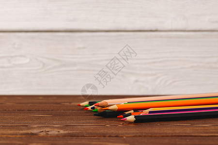 木制桌上的彩色铅笔堆积蜡笔艺术学校团体背景图片