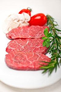 神户三扎基牛肉用餐白色盘子迷迭香食物绿色美食大理石纹红色奶牛背景图片