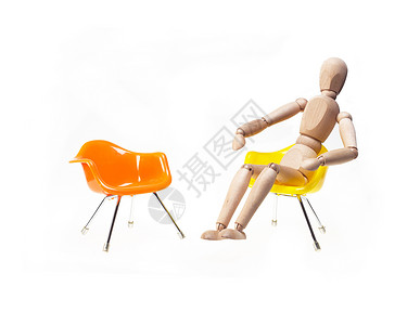 白板上坐着木制曼尼金数字冒充玩具雕像白色娃娃椅子模型会议塑像背景图片