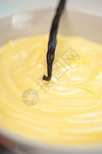 香草棒配有种子棒的香草果奶油奶制品甜点漩涡盘子糕点白色食物厨房黄色牛奶背景
