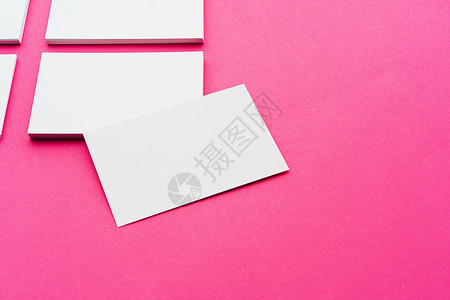 以粉红色背景模拟 带有复制空间的名片呼唤工作办公室公司广告纸板银行品牌商业打印背景图片