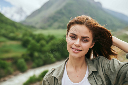 旅游山区妇女旅游山地旅行自然景观度假天空地平线远足边缘自由岩石太阳日落背包远足者背景图片