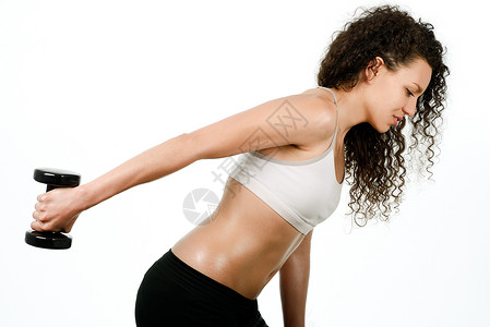 年轻混合体健身女子的肖像重量肌肉白色女士健身房哑铃运动员工作室女性快乐背景图片