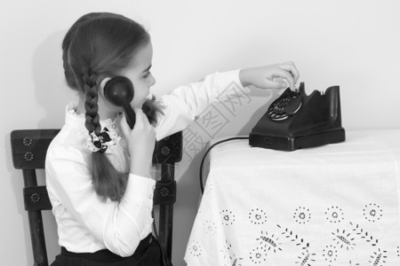 女孩们在老电话响起固定电话呼唤技术女孩白色商业黑色古董顾客孩子背景图片