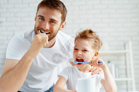 爸爸和小儿子 一起刷牙卫生父亲牙科牙齿浴室男生儿子孩子教学背景图片