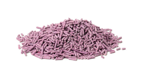 白色背景上孤立的紫色大堆紫色猫垃圾 有熏衣草味的括号填料卫生材料颗粒动物工作室凝胶猫科动物吸水性托盘背景图片