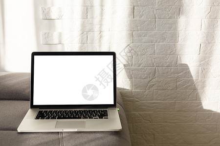 桌上有空白屏幕的笔记本电脑职场阳光机动性工作会议图书馆会议室技术房间互联网背景图片