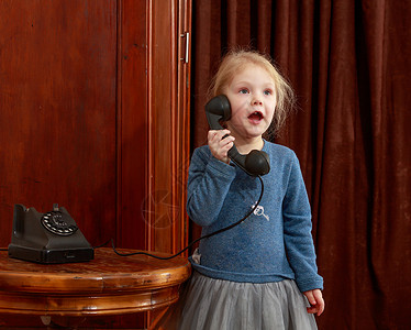女孩们在老电话响起白色古董技术呼唤时尚固定电话顾客女孩商业孩子背景图片