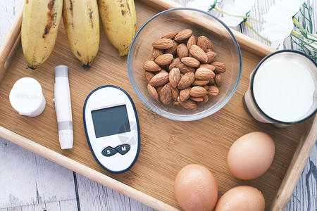 糖尿病测量工具 香蕉 蛋和牛奶在表格上高清图片