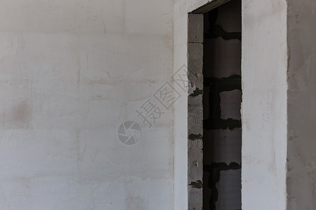 为墙纸准备墙壁 修理窗户的斜坡 在窗户两侧涂抹一层石膏的过程屏幕工具房间水泥建筑身体白色工作维修背景图片