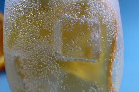 这是非常清爽柠檬水在冰和橙的玻璃杯中离异非常接近饮料液体食物薄荷玻璃水果宏观补品苏打柠檬背景