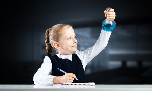 女小女科学家测试管检查孩子生物烧瓶实验控制瞳孔班级学生管子试剂背景图片