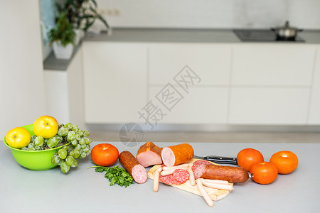 柜直冷含有不同类型奶酪的木板上冷切面结构 含不同种类奶酪熏肉猪肉拼盘养分火腿熏制木头桌子香肠熟食背景
