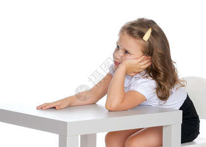 小女孩坐在桌边的桌子上学校智力女性童年女孩婴儿家庭乐趣教育快乐背景图片