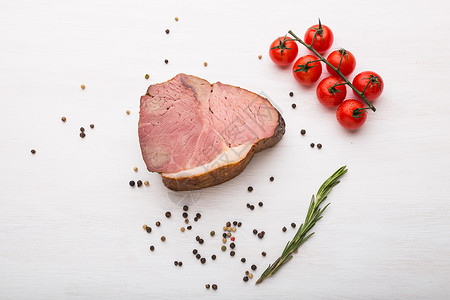食物 肉和美味的概念 — 马肉配胡椒和西红柿 俯视高清图片