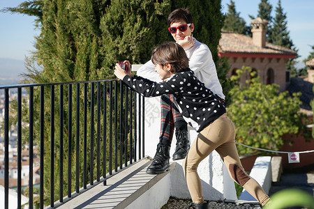 小女孩和母亲拍摄格拉纳达的景象 照片来自Granada地标家庭闲暇历史相机乐趣孩子女儿拍照家乡背景图片