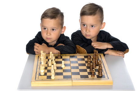 两个小男孩下象棋男性男人男生思考孩子们竞赛青年教育智力童年背景图片