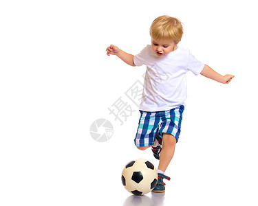 荷兰足球小男孩在玩足球球呢男生踢球者训练比赛娱乐团队竞技运动草地冠军背景