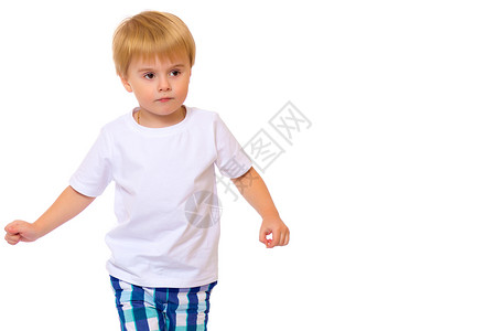 一个穿白色T恤的小男孩广告男生衬衫打印商业衣服微笑推介会空白青年背景图片