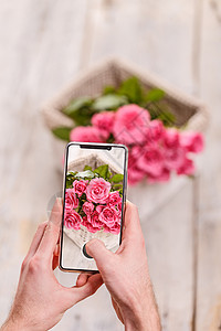 男人拍照手机相机花朵花束玫瑰粉色摄影相片照片背景图片