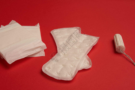 红底花素材软垫卫生棉条高清图片