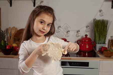 穿白上衣的漂亮小女孩 在厨房烤面包赚了点面粉呢 笑声甜点烹饪女儿乡村面团食物用具厨师食谱黑发背景图片