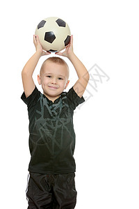那个小男孩手里拿着球的小男孩男性足球活动白色乐趣孩子运动微笑童年青年背景图片