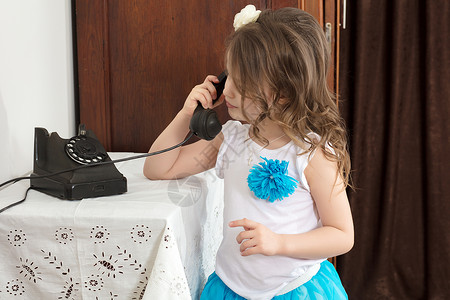 女孩们在老电话响起古董顾客固定电话商业白色女孩孩子技术时尚呼唤背景图片