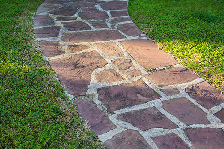 铺砖草坪素材夏季公园的铺石路纹理背景